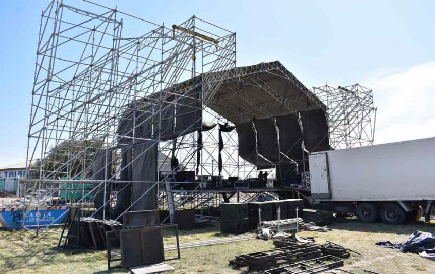 El armado del Escenario va tomando forma.